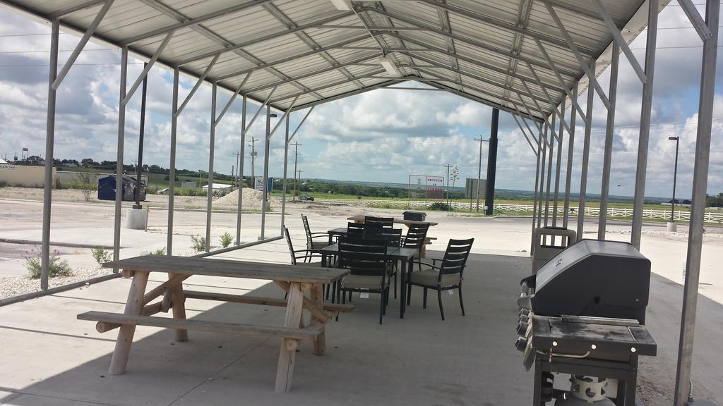 Instalodge Hotel And Suites Karnes City Exterior foto