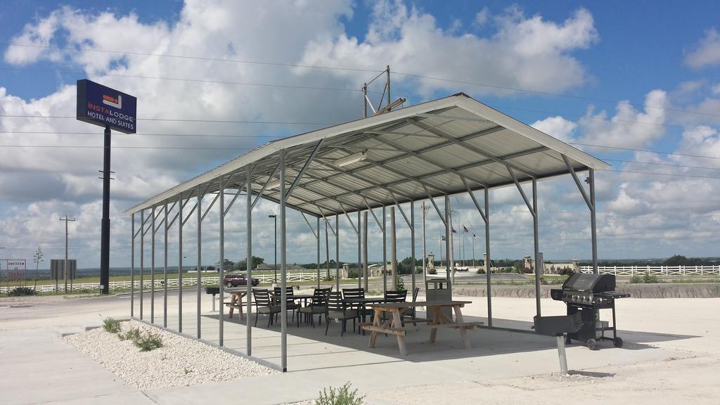 Instalodge Hotel And Suites Karnes City Exterior foto